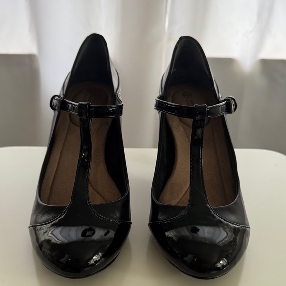 Giani Bernini Black Patent T-Strap Heels - Picture 1 of 8